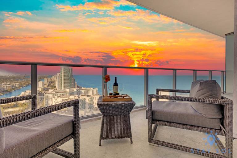 Rental apartment with pool & fast internet | Sea view in Aventura, FL