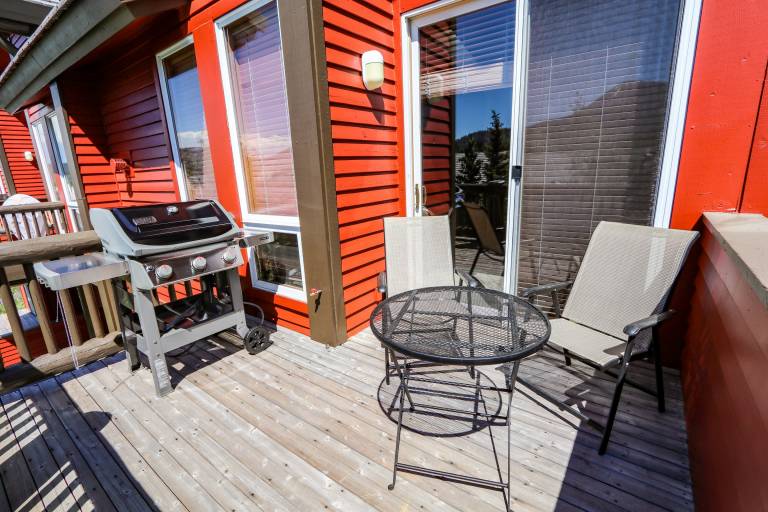 Fully equipped condo with hot tub, patio & sauna | Pet-friendly — photo 3
