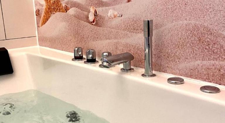 Apartment with jacuzzi — photo 4