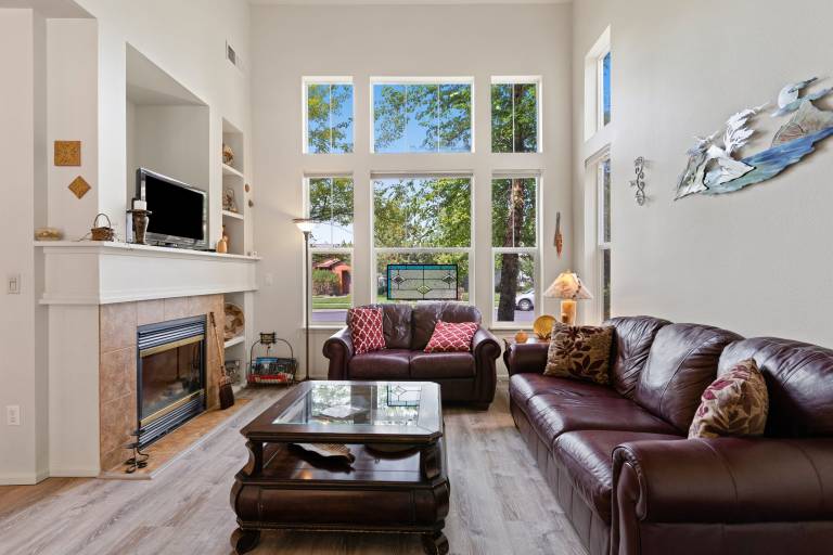Old Mill Proxi - Hot Tub, Steps to Old Mill, Close to Downtown, Fireplace, AC, Pet Friendly — photo 5