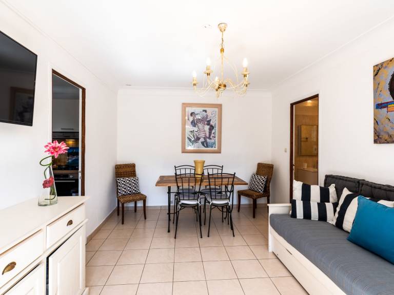 Rental apartment with pool, yard & patio — photo 4