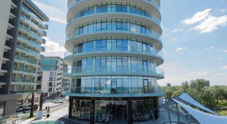 Serviced apartment with pool, jacuzzi & sauna in Constanta