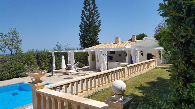 Villa with private pool, BBQ & patio — photo 4