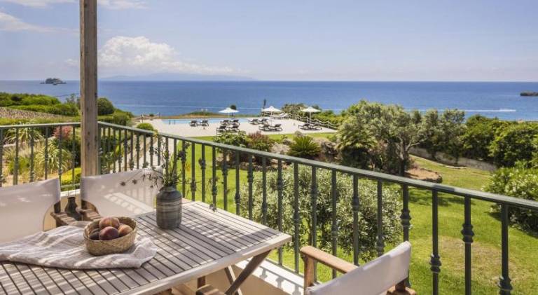Villa with yard, patio & pool | Perfect for remote work — photo 4