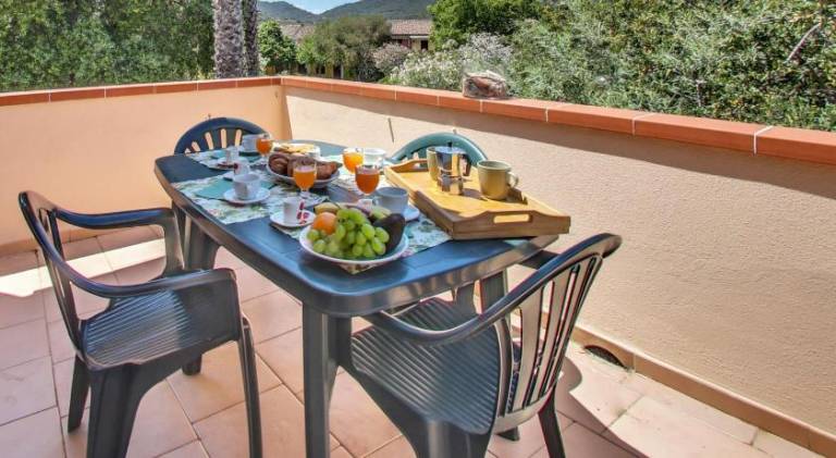 Serviced apartment with barbeque, yard & terrace — photo 5