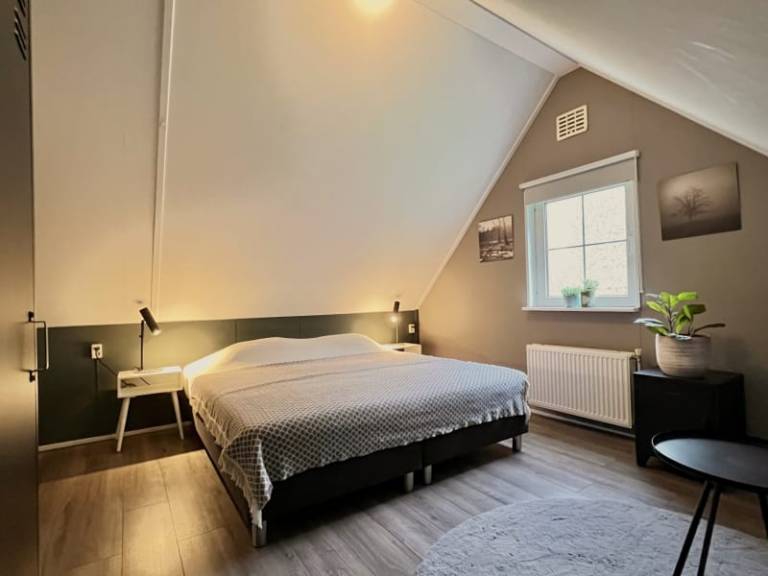 Villa with yard, terrace & heated pool | Pets allowed — photo 4