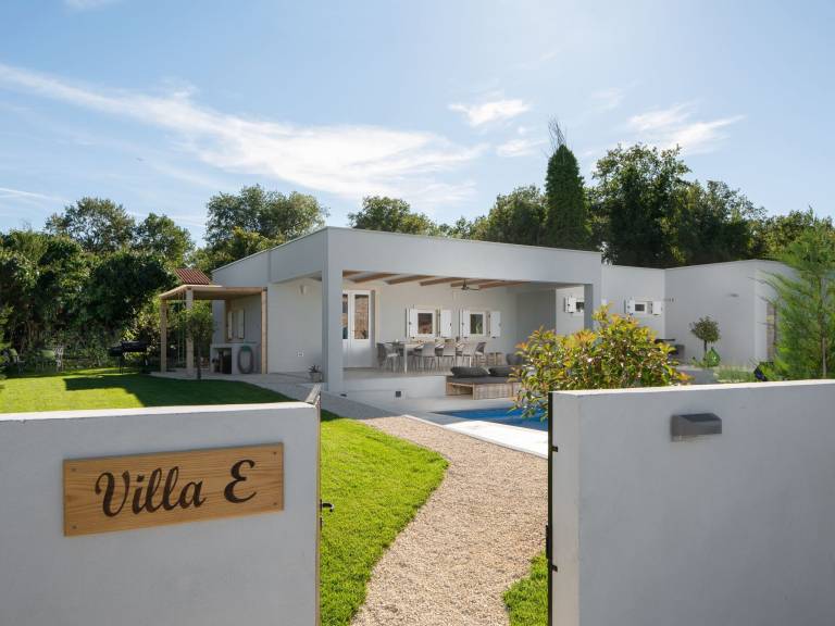 House with private pool, yard & grill — photo 2