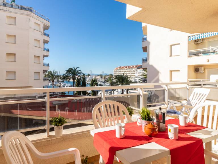 Apartment with patio in Roses