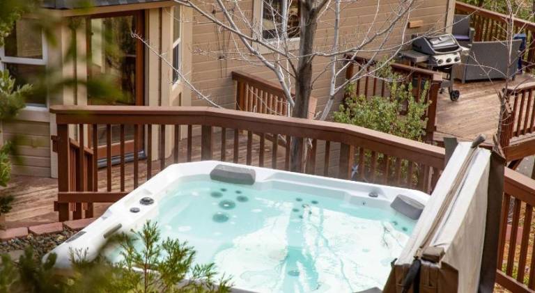 Vacation home with barbeque, patio & hot tub — photo 5