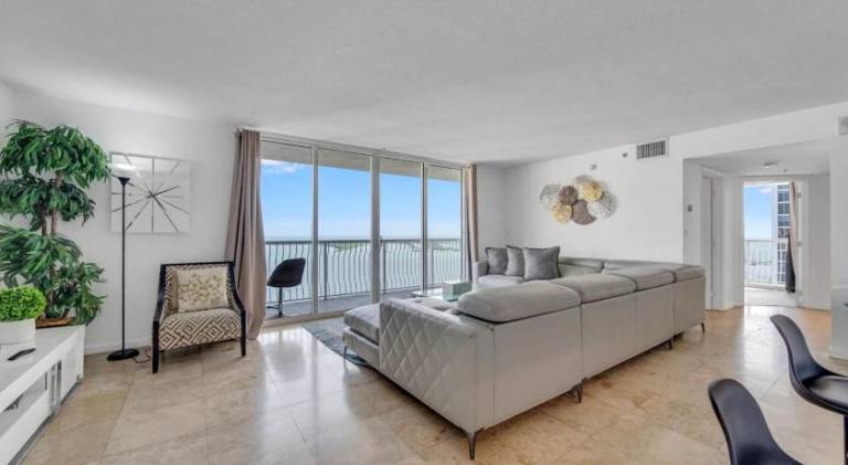 Apartment with hot tub & pool | Suitable for remote work in Miami, FL