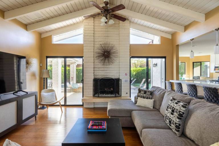 Vacation home with private pool | Pet-friendly — photo 2