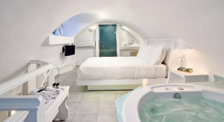 Serviced apartment with pool, patio & hot tub — photo 5