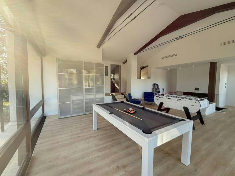 Vacation home with private pool, garden & patio — photo 4