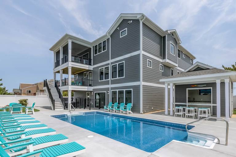 Happy As a Clam 230 ft to the beach Private Pool, Hot Tub, Dog Friendly in Virginia Beach, VA