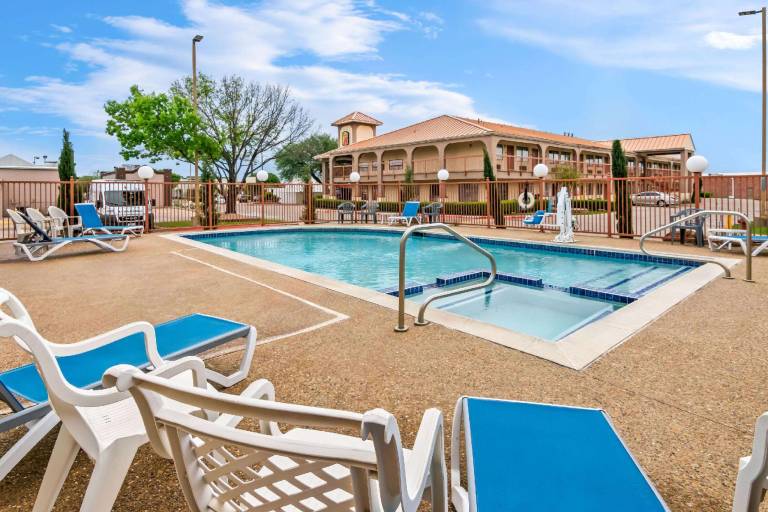 Super 8 By Wyndham Grand Prairie Southwest — photo 5
