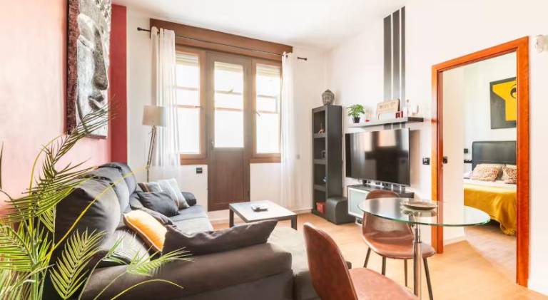 Serviced apartment with pool & patio in Seville