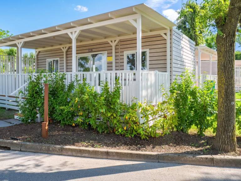 Mobile home with pool & patio — photo 4