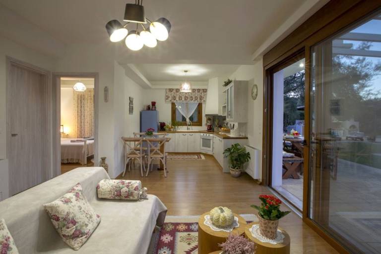 Villa with private pool, yard & BBQ — photo 2