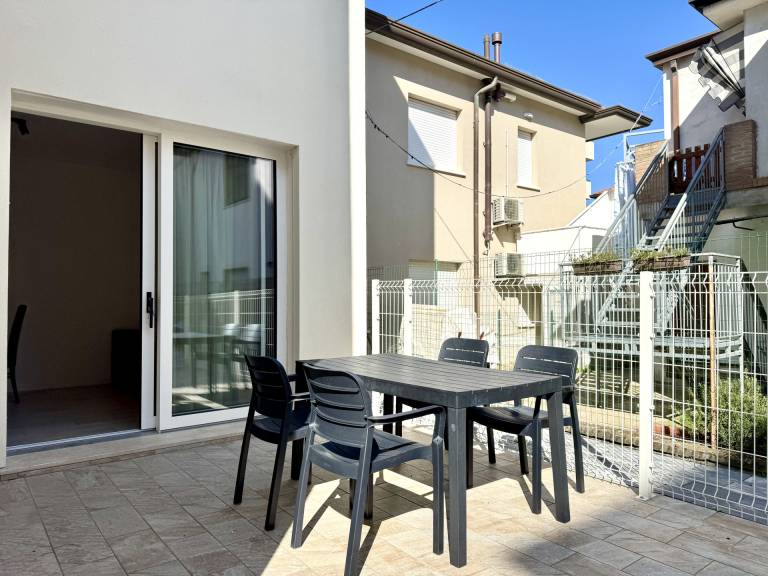 Holiday apartment with garden — photo 2