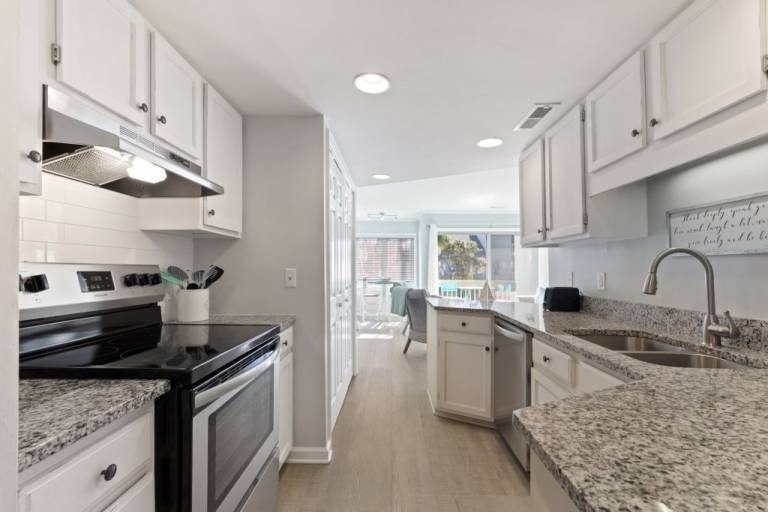 Condo with private pool — photo 5