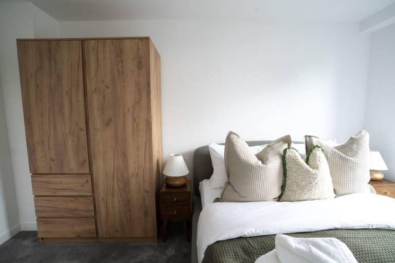 Children-friendly rental apartment with yard & patio | Close to Museum of Science and Industry | Water view | Perfect for remote work | Pets allowed — photo 5