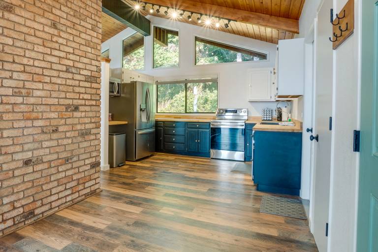 Tree-Lined Gold Beach Retreat w/ Multiple Decks! — photo 3