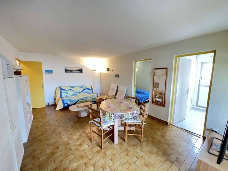 Apartment with pool — photo 4