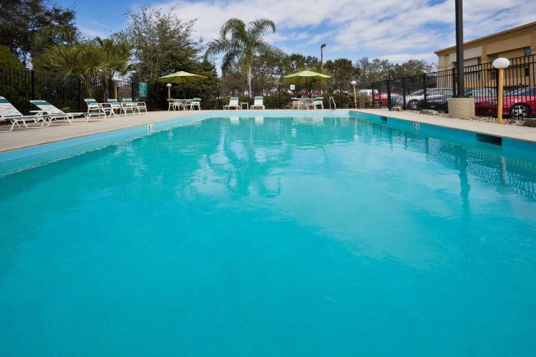 La Quinta Inn & Suites by Wyndham Tampa Fairgrounds - Casino — photo 2