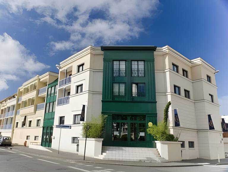 Serviced apartment with pool in La Rochelle