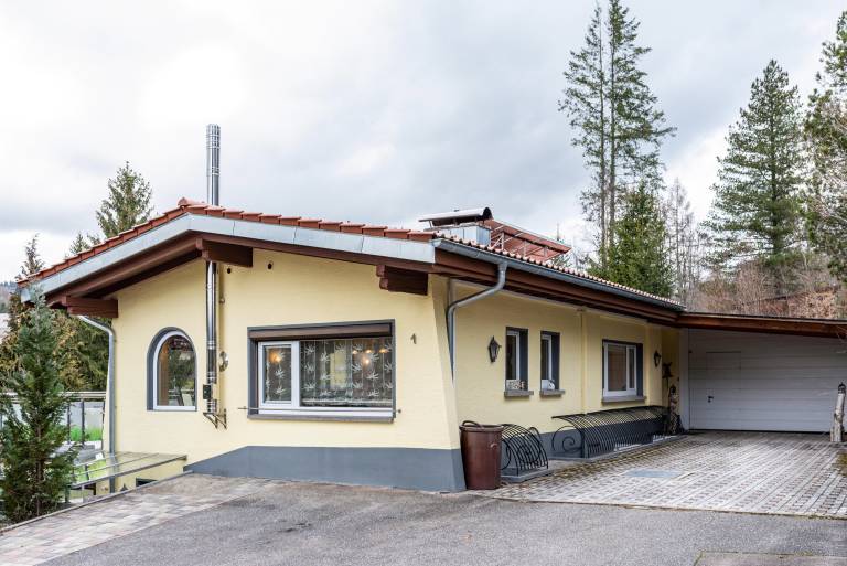 Apartment with BBQ, garden & terrace | Garden view in Feldberg
