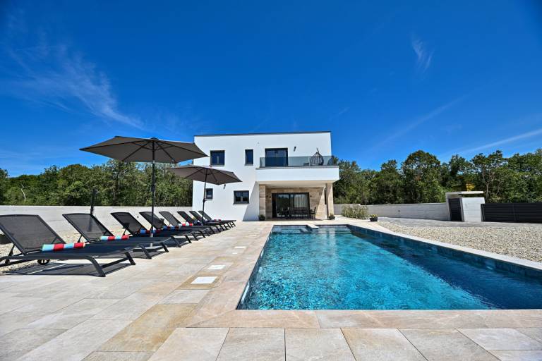 Child-friendly ample villa with yard, terrace & private pool | Pet-friendly — photo 3