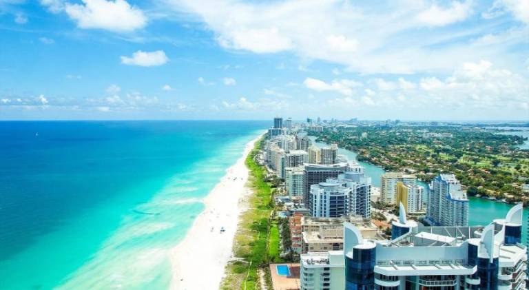 Rental apartment with pool in Aventura, FL