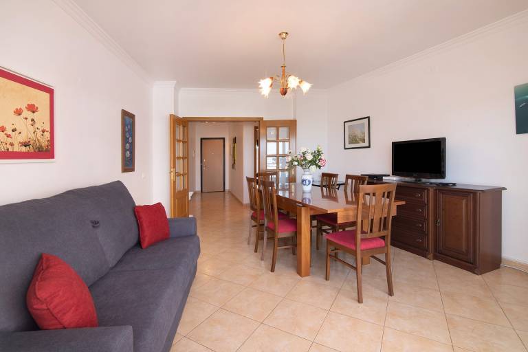 Apartment 'Quarteira Beach Iii' with Balcony, Wi-Fi and Air Conditioning — photo 3