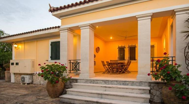 Villa with BBQ, terrace & garden — photo 3