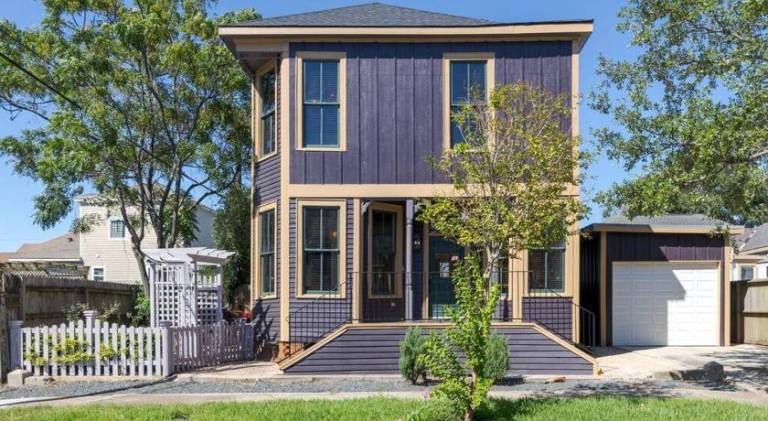 Charming house | Pets are welcome in Galveston, TX