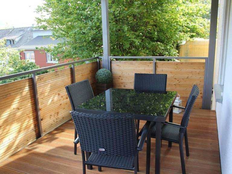 Schiefer Blick Wohnung mit Terrasse und Balkon