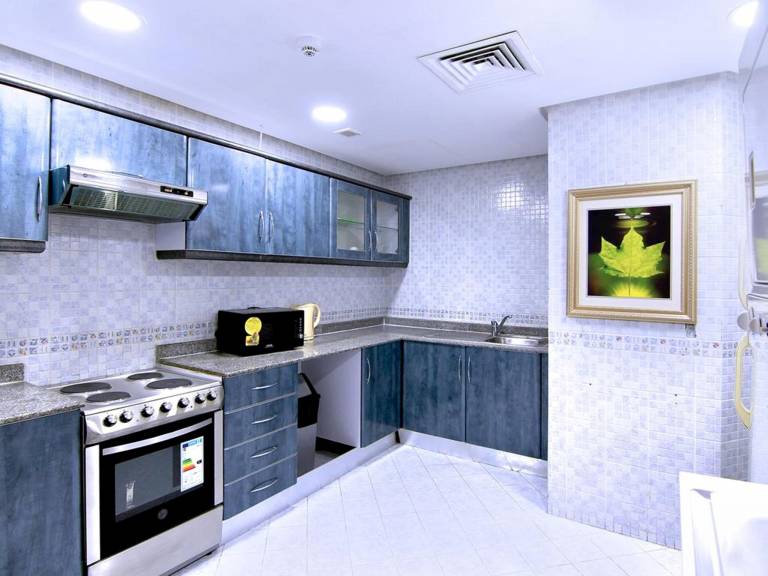 Serviced apartment with patio & pool — photo 4