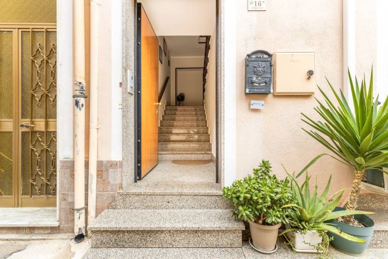 Apartment with patio — photo 3