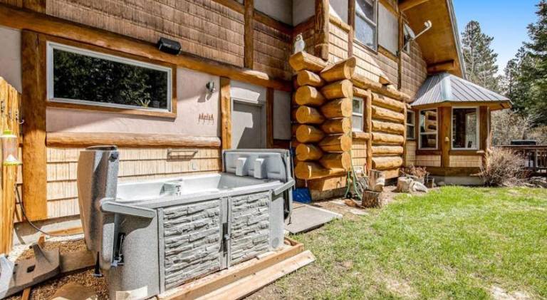 Vacation home with hot tub — photo 5