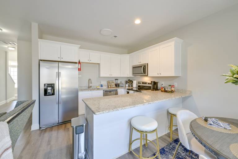 5 Mi to Charlotte Motor Speedway: Cozy Townhome — photo 3