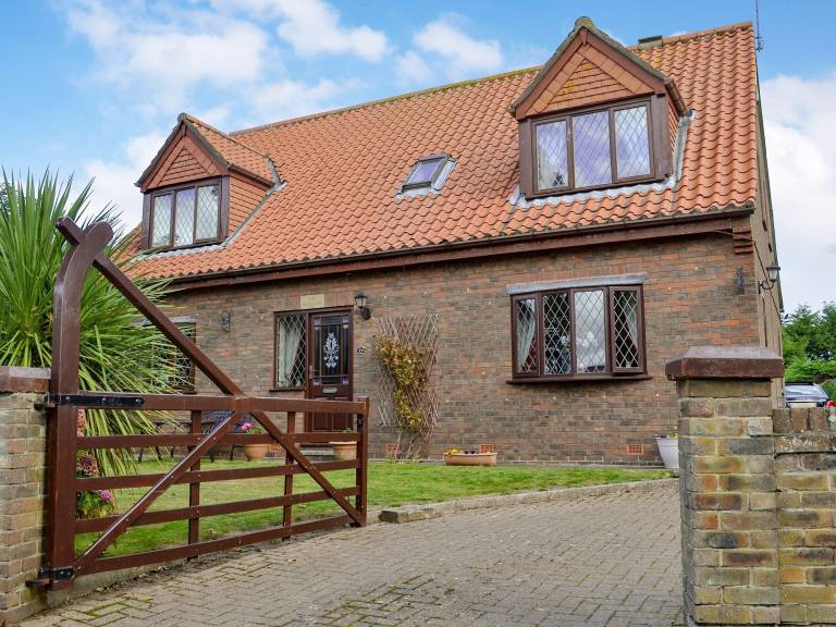 Cottage Cayton Bay