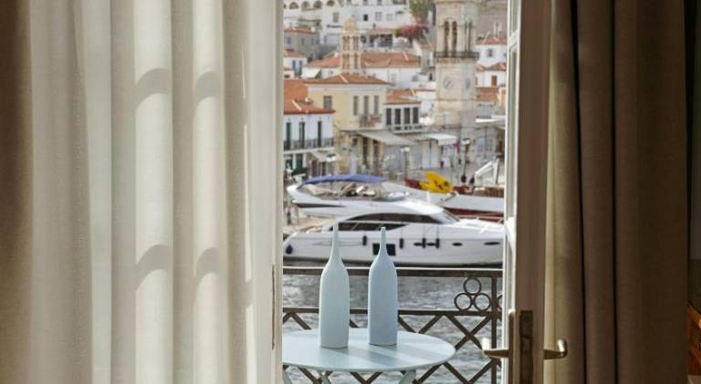 Serviced apartment with patio — photo 3