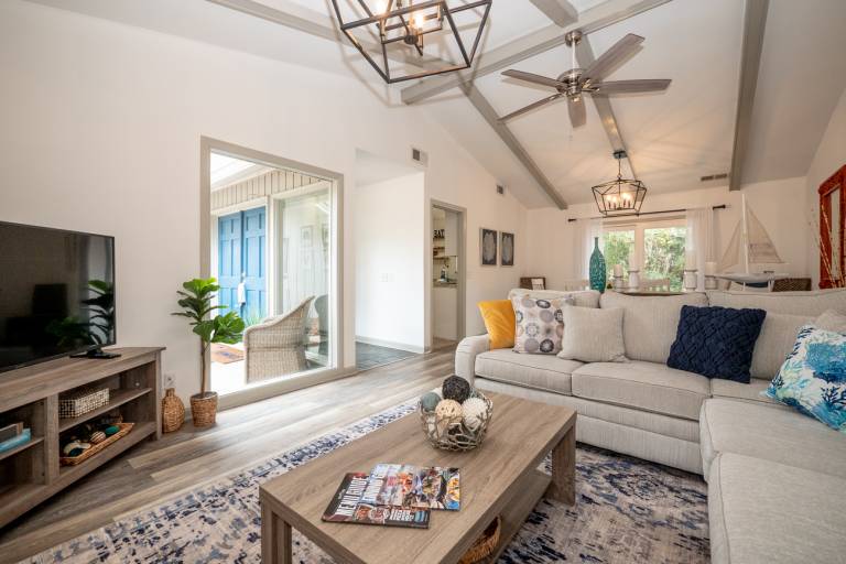 55 Lawton: Pet Friendly, Modern Luxury, Remodeled Sea Pines Home. Free Bikes — photo 3