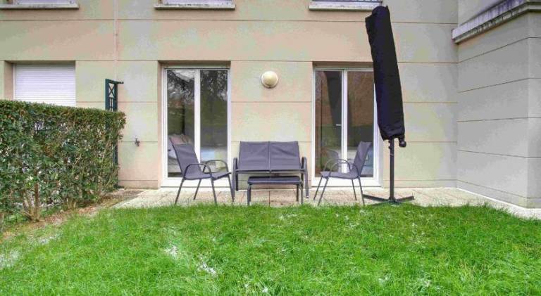 Holiday apartment with yard & patio — photo 5
