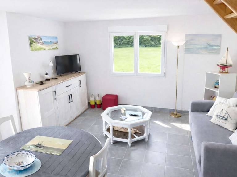 Charming 2-BR House with Garden, Parking & WiFi, 800m from Beach — photo 3