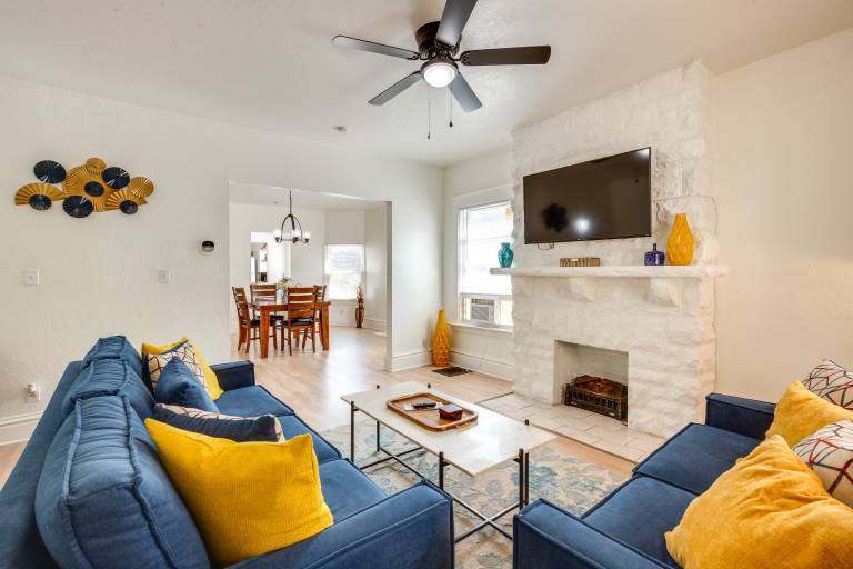Modern 2BR Kansas City Condo Near Downtown