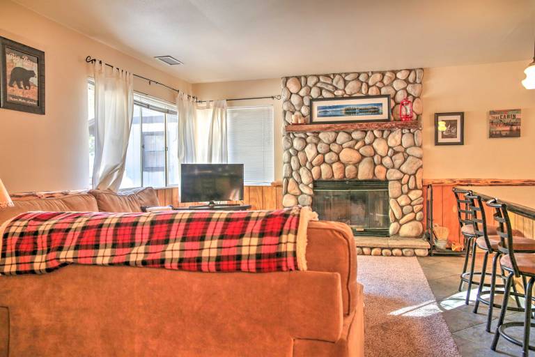 Serene Cabin w/ Hot Tub < 1 Mi to Bear Mountain! — photo 4