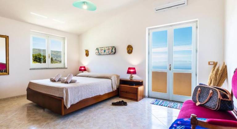 Apartment with garden & terrace in Tropea
