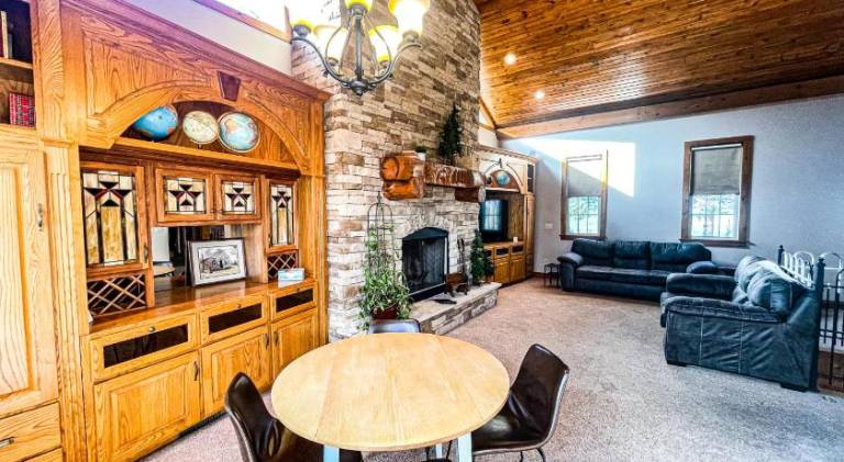 House with hot tub & pool | Pet-friendly — photo 5