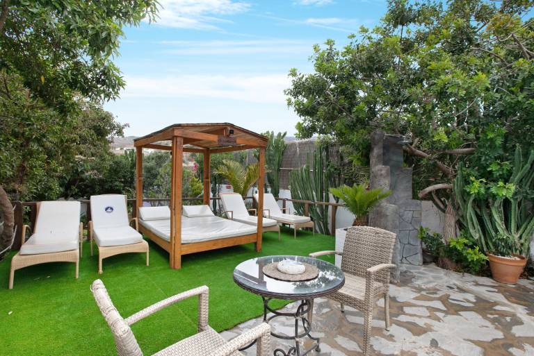 Vacation home with terrace, private pool & fast internet | Garden view — photo 3